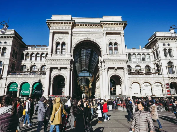 Milán Itálie Cca Ledna 2017 Turisté Což Znamená Náměstí Piazza — Stock fotografie