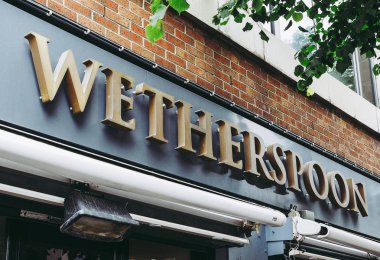 Belfast, İngiltere - Haziran 2018 yaklaşık: Wetherspoon kamu ev işareti