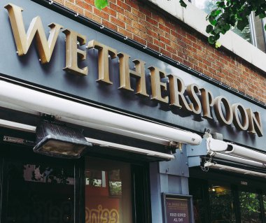 Belfast, İngiltere - Haziran 2018 yaklaşık: Wetherspoon halk evi