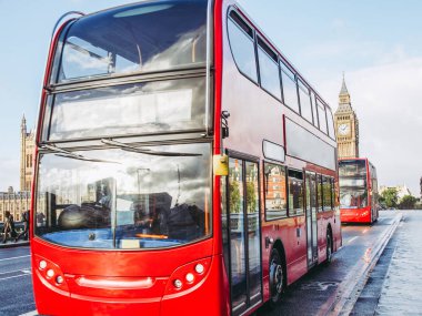 Çift katlı otobüs dünya ünlü Westminster Bridge Londra, İngiltere, İngiltere'de Parlamento önünde geçiş