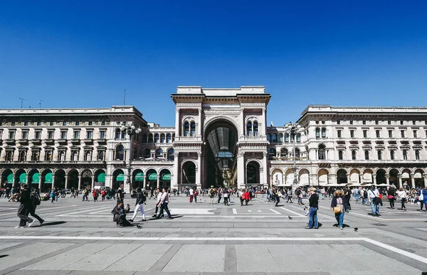 Mediolan Włochy Kwietnia 2016 Turystów Piazza Duomo Plac Katedralny Czyli — Zdjęcie stockowe