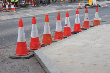 Trafik konisi yol çalışmalarını veya geçici engelleme trafik işaretini işaretleyecek