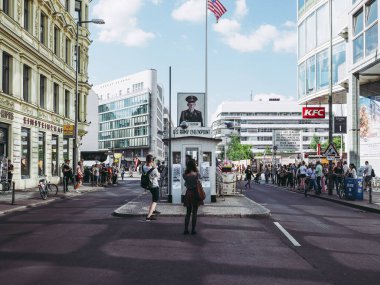 Berlin, Almanya - Haziran 2016 yaklaşık: Checkpoint Charlie (aka denetim noktası C) duvar geçiş noktası Doğu Berlin ve soğuk savaş sırasında Batı Berlin arasında