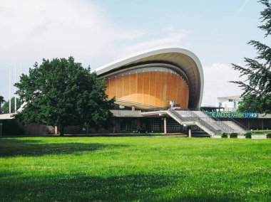 Berlin, Almanya - Haziran 2016 yaklaşık: Haus der Kulturen der Welt Tiergarten Parkı dünyada kültürleri evi anlamı Hugh Stubbins tarafından 1957 Interbau sergi için tasarlanmış
