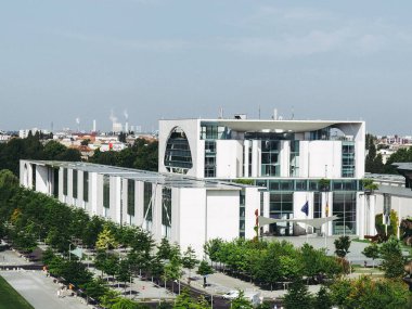 Berlin, Almanya - Ağustos 07, 2009: band des bundes karmaşık hükümet binalarının tiergarten (Alman Parlamentosu) reichstag yakınındaki spree Nehri'nin üzerinde olduğunu inşa 1995 aşağıdaki Almanya'nın yeniden birleşmesi