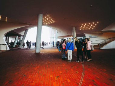 Hamburg, Almanya - Mayıs 2017 yaklaşık: The Plaza Herzog ve De Meuron tarafından tasarlanan Elbphilharmonie Konser Salonu'nda