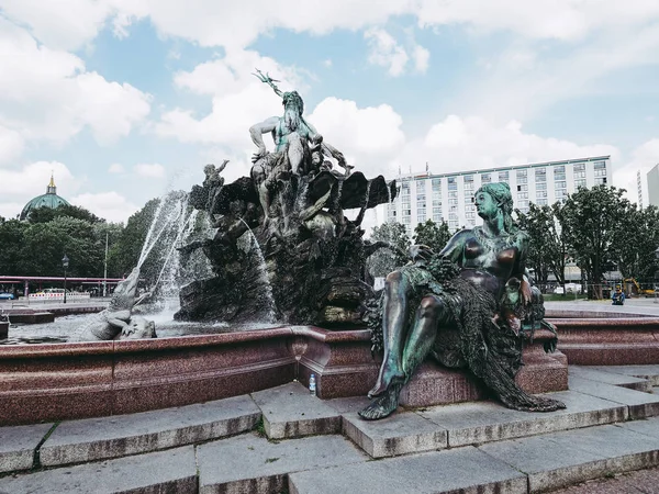 2016 Neptunbrunnen 意思海王星喷泉在亚历山大广场 — 图库照片