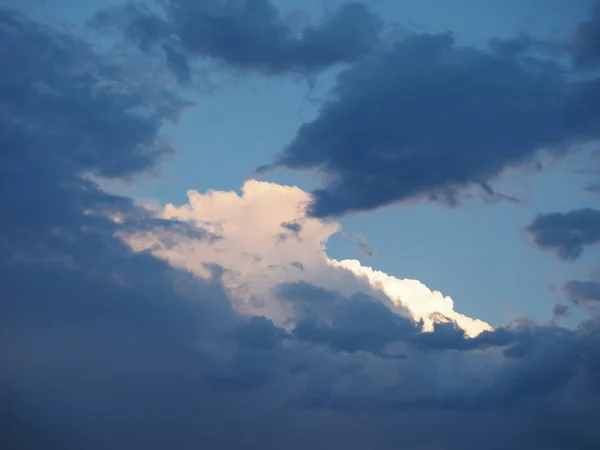 Ciel Bleu Avec Des Nuages Utiles Comme Arrière Plan — Photo