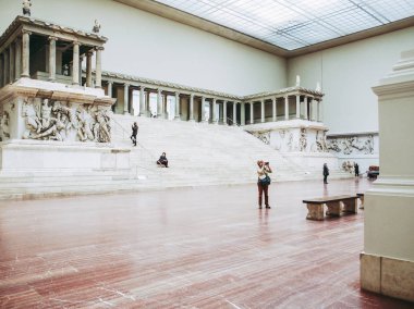 Berlin, Almanya - Mayıs, 2014 yaklaşık: eski eserler Pergamon Müzesi ziyaret turistler
