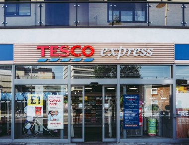 Londra, İngiltere - Haziran 2018 yaklaşık: Tesco süpermarket Mağazası
