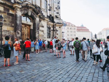 Drezda, Németország - június 11-én 2014-re: turisták a neumarkt új piactér