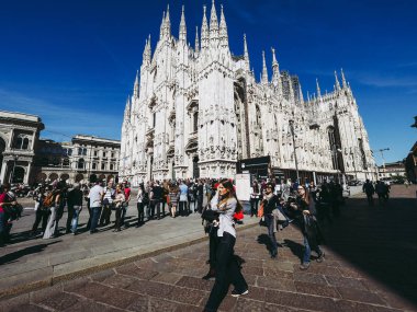 Milan, İtalya - Nisan 2016 yaklaşık: Turist Piazza Duomo (katedral Meydanı anlamına gelir)
