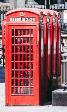 Londra, İngiltere - Haziran 2018 yaklaşık: Geleneksel kırmızı telefon kulübesi