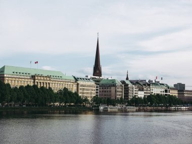 Hamburg, Almanya - Mayıs 2017 yaklaşık: Binnenalster'de ofis binası (anlam iç Alster Gölü)