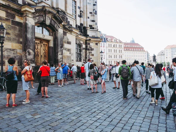 Drezno Niemcy Czerwca 2014 Turystów Odwiedzających Neumarkt Nowy Rynek — Zdjęcie stockowe