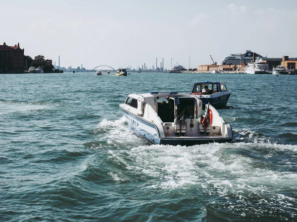 Venice Talya Eylül 2016 Yaklaşık Polis Teknesi Içinde Venedik Lagünü — Stok fotoğraf