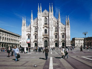 Milan, İtalya - Nisan 2016 yaklaşık: Turist Piazza Duomo (katedral Meydanı anlamına gelir)