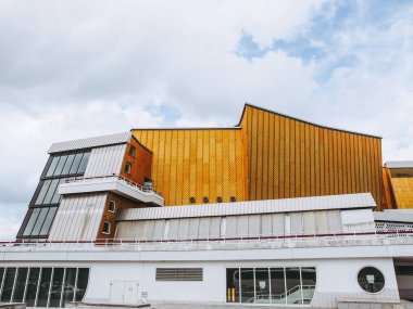 Berlin, Almanya - 09 Nisan 2014: berliner Filarmoni konser salonu tasarlanan tarafından Alman mimar hans scharoun 1961 yılında modern mimari bir başyapıt