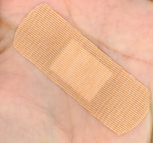 Ein Medizinisches Selbstklebendes Verbandshilfsmittel Zur Hand — Stockfoto