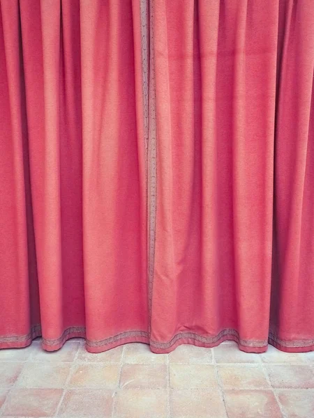 剧院舞台上的红色窗帘作为背景有用 — 图库照片