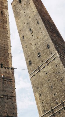 Torre Garisenda ve Torre Degli Asinelli eğik kuleler, diğer adıyla Due Torri (Anlamı İki Kuleler) Bologna, İtalya 'da