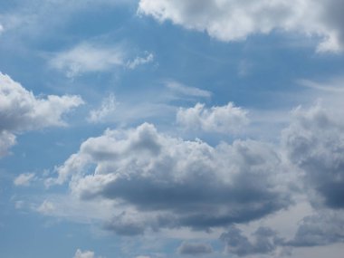 Arkaplan olarak kullanışlı bulutlu mavi gökyüzü