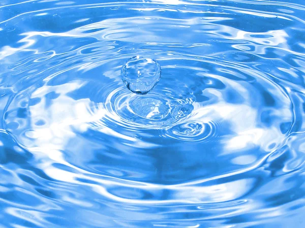 Macro Weergave Van Druppel Water Met Cirkels — Stockfoto