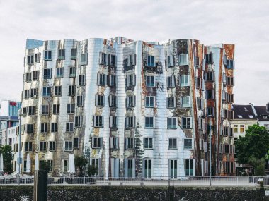DUESSELDORF, ALMANY - 3 AĞUSTOS 2009: Yeni Medienafen, Steven Holl, David Chipperfield ve Frank O Gehry tarafından tasarlanmış binalar ve eski limanlarda yeniden yapılanma alanı.