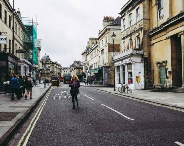 Bath, İngiltere - Eylül 2016 yaklaşık: Pulteney köprüden River Avon