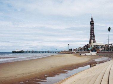 Blackpool, İngiltere - Haziran 2016 yaklaşık: Blackpool Pleasure Beach resort ve Blackpool Tower Fylde kenarı Lancashire'deki/daki oteller