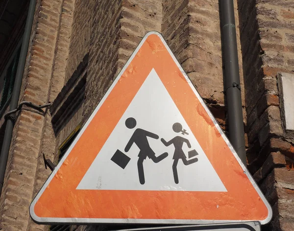 警告サイン学校の交通標識に行く子供たち — ストック写真