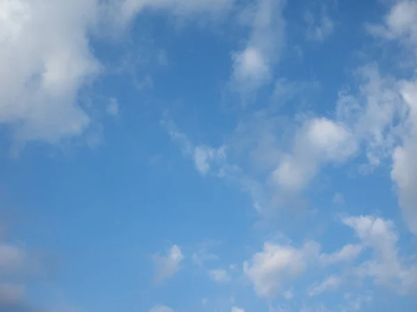 Blå Himmel Med Moln Användbara Som Bakgrund — Stockfoto