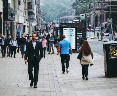 Edinburgh, İngiltere - Haziran 2018 yaklaşık: İnsanlarda Princes Caddesi