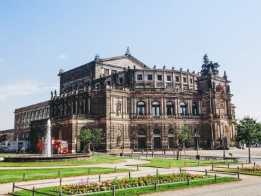 Dresden, Almanya - 11 Haziran 2014: semperoper opera binası Sakson Devlet orkestra aka saechsische staatsoper dresden 1841 yılında gottfried semper tarafından tasarlanmış yapıldı.