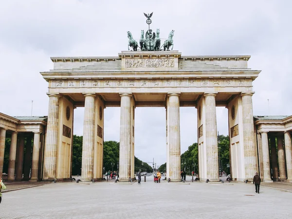 Берлин Германия Мая 2014 Года Туристы Посетившие Бранденбургские Ворота Соединяющие — стоковое фото