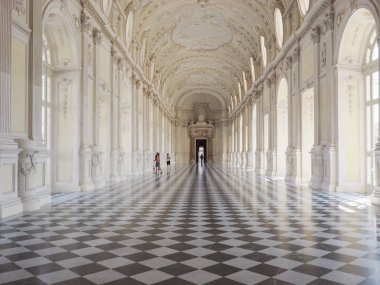 Venaria, İtalya - yaklaşık Ağustos 2018: Galleria Grande aka Galleria di Diana (anlamı büyük Galerisi veya Diana Galeri) Reggia di Venaria adlı