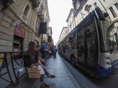 Turin, İtalya - Eylül 2018 yaklaşık: şehir merkezinde millet, balık gözü lens ile göster