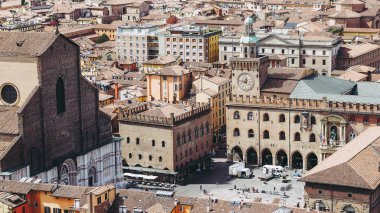 Piazza Maggiore'ye Meydanı ve şehir Bologna, İtalya'nın San Petronio kilisede havadan görünümü
