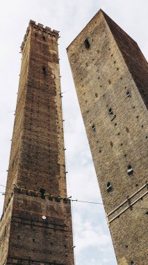 Torre Garisenda ve Torre Degli Asinelli eğik kuleler, diğer adıyla Due Torri (Anlamı İki Kuleler) Bologna, İtalya 'da