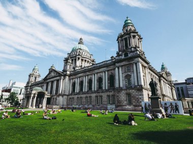 Belfast, İngiltere - Haziran 2018 yaklaşık: İnsanların önünde Belfast City Hall Park'ta