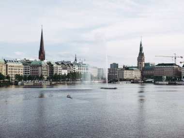Hamburg, Almanya - Mayıs 2017 yaklaşık: Alster Çeşmede Binnenalster'de ofis binası (anlam iç Alster Gölü)