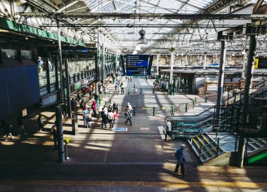 Edinburgh, İngiltere - Haziran 2018 yaklaşık: Edinburgh Waverly Tren İstasyonu