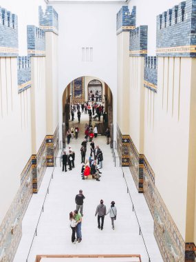Berlin, Almanya - Mayıs, 2014 yaklaşık: eski eserler Pergamon Müzesi ziyaret turistler