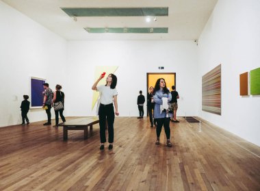 Yaklaşık Haziran 2018 - Londra, İngiltere: Tate Modern Sanat Galerisi South Bank güç istasyonu ziyaretçi