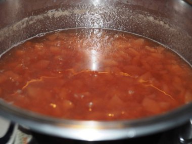 Meyve bir reçel hazırlanması sırasında kaynama