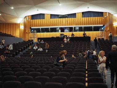 Bologna, İtalya - Eylül 2018 yaklaşık: Palazzo della cultura e dei congressi (kültür ve Kongre Sarayı) konferans salonu