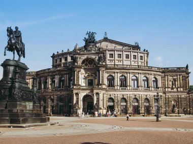 Dresden, Almanya - 11 Haziran 2014: semperoper opera binası Sakson Devlet orkestra aka saechsische staatsoper dresden 1841 yılında gottfried semper tarafından tasarlanmış yapıldı.