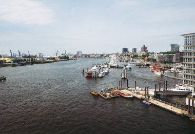 Hamburg, Almanya - Mayıs 2017 yaklaşık: Hamburger Hafen (Hamburg liman) liman Elbe nehrinde