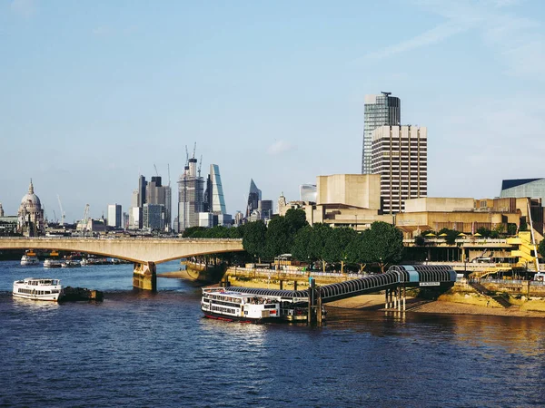 Londres Reino Unido Circa Junio 2018 Puente Waterloo Teatro Nacional —  Fotos de Stock