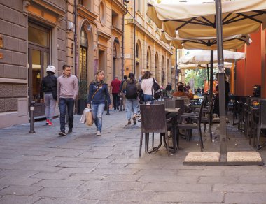 Bologna, İtalya - Eylül 2018 yaklaşık: İnsanlar şehir merkezi